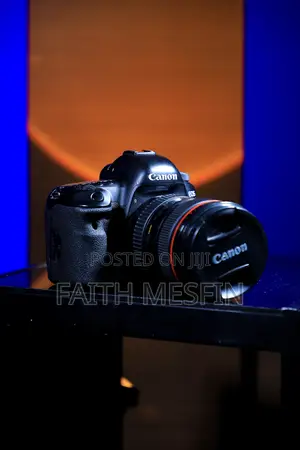 Photo - Canon Eos 5d Mark Iv DSLR Camera With 24-105mm F/4l Lens