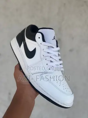 Photo - Air Jordan 1 Low Royal Color Balck X White