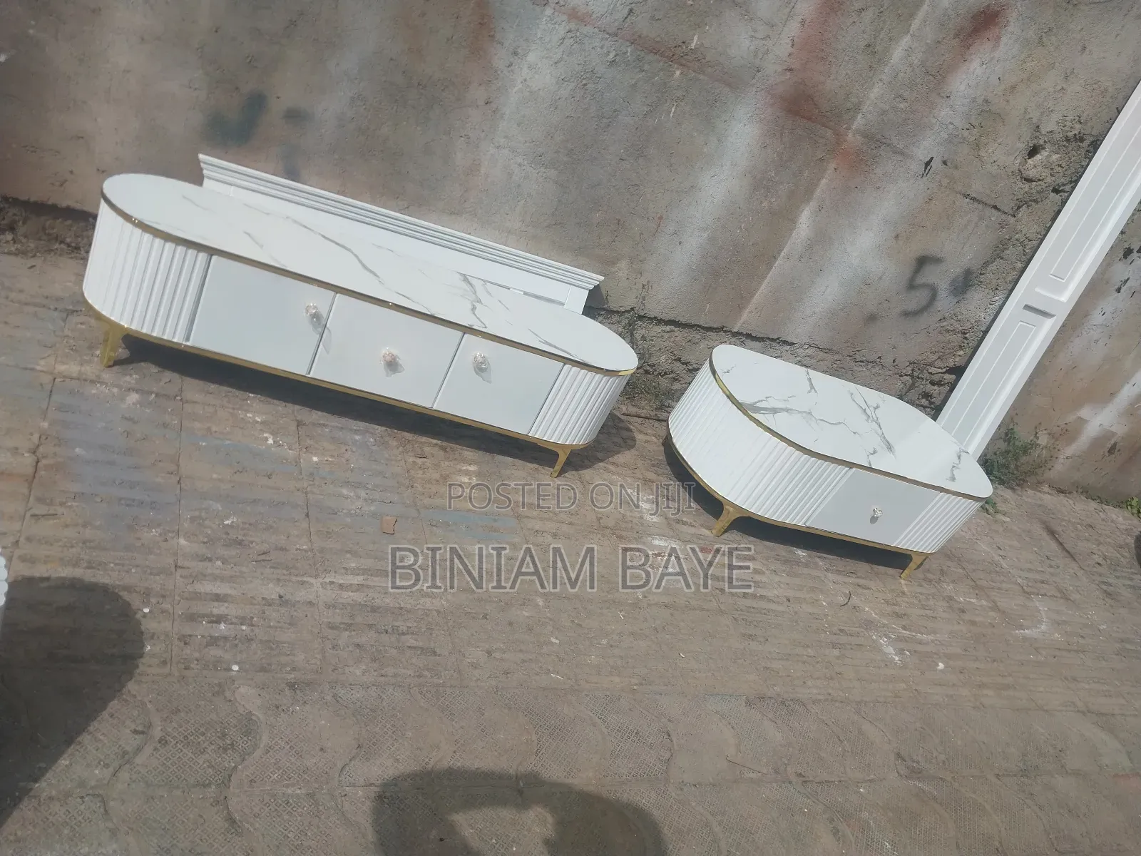 ማች ቴብልና Stand