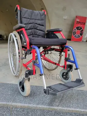 Normal Wheelchair坩pushed by an Attendant Using Handles//Wheelchair