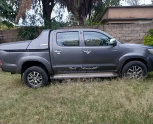 Toyota Hilux 2014 Gray