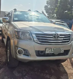 Toyota Hilux 2012 Gold