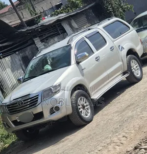 Toyota Hilux 2012 Gold