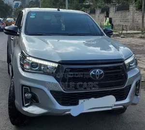 Photo - Toyota Hilux 2020 Silver