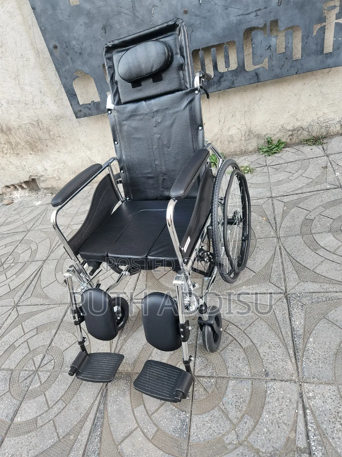 Wheelchair Foldable Strong Medical Wheelchair የሚተኛ ባለ ብዙ ጥቅም አልሙኒየም