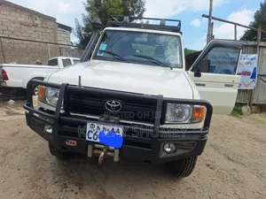 Photo - Toyota Land Cruiser 2018 Ivory