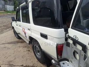 Toyota Land Cruiser 2018 Ivory