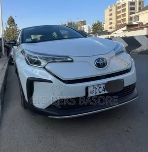Photo - Toyota C-HR 2023 White