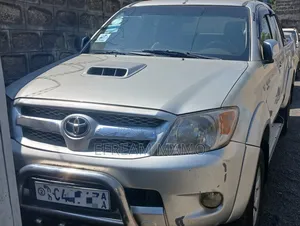 Photo - Toyota Hilux 2008 Gold