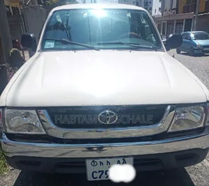 Photo - Toyota Hilux 1998 White