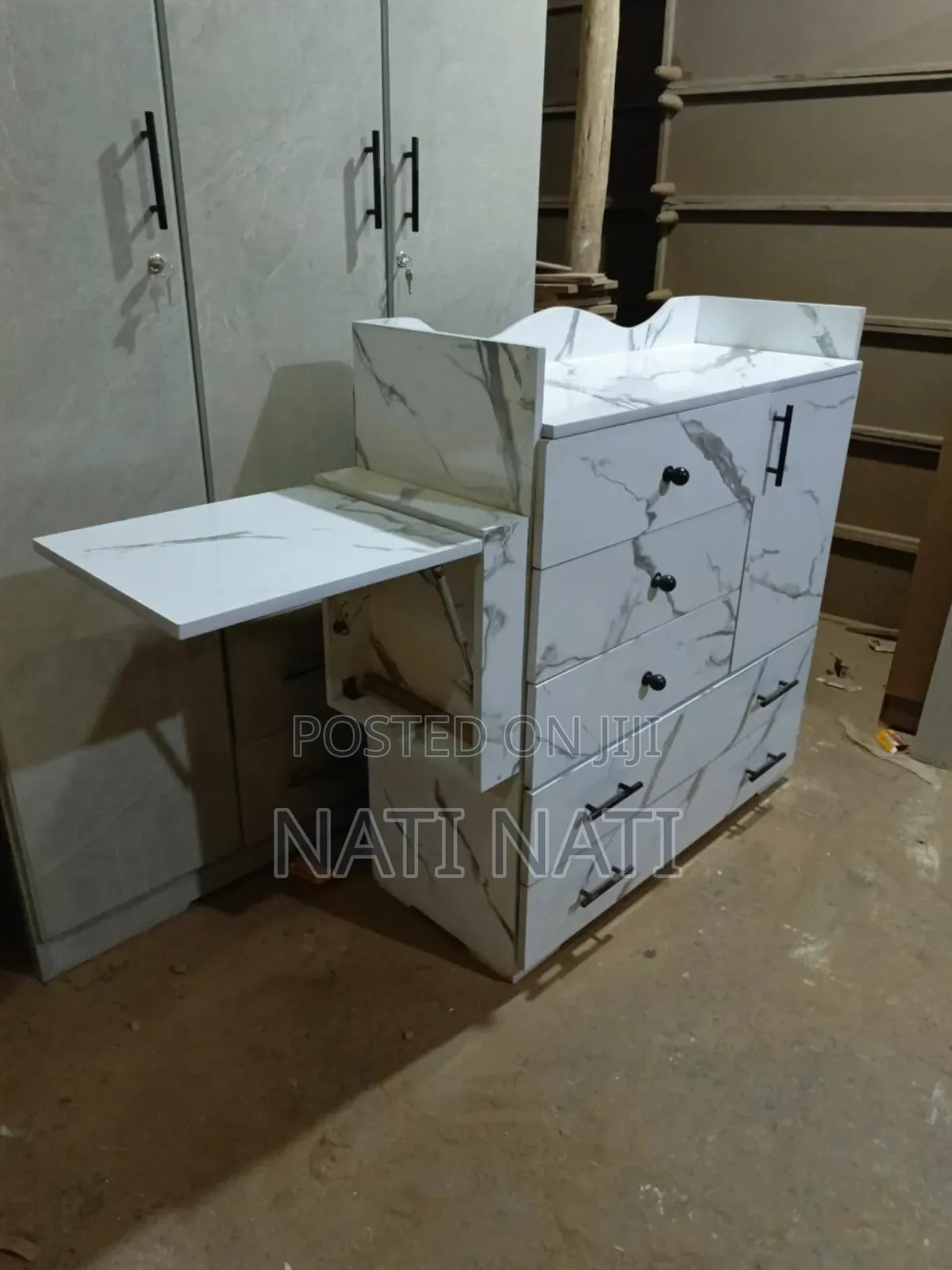 Como With a Study Table