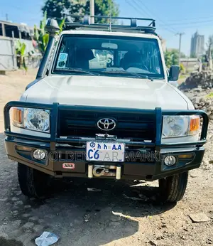 Photo - Toyota Land Cruiser 2018 White