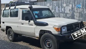 Photo - Toyota Land Cruiser 2016 White