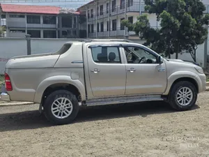Toyota Hilux 2013 Gray