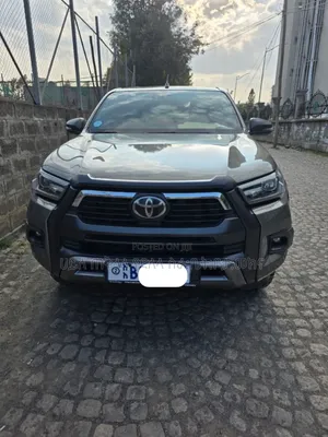 Photo - Toyota Hilux 2021 Green