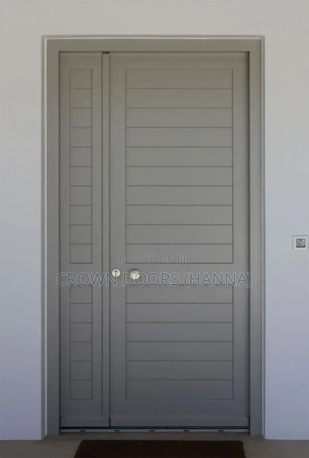 ክራውን ከእንጨት ፋይበር ፣ ከተፈጥሮ ድንጋይ እና ኮምፖዚትስ የተሠሩ የውስጥ እና የውጭ በሮች