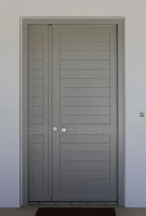 ክራውን ከእንጨት ፋይበር ፣ ከተፈጥሮ ድንጋይ እና ኮምፖዚትስ የተሠሩ የውስጥ እና የውጭ በሮች