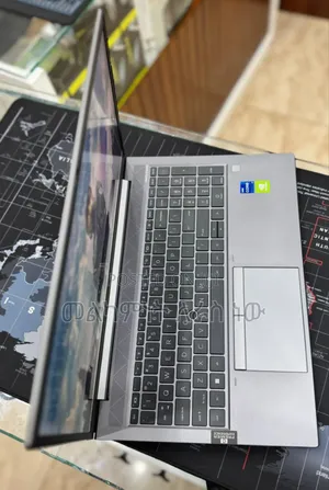 New Laptop HP ZBook Firefly G8 16GB Intel Core I7 SSD 512GB
