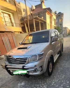 Photo - Toyota Hilux 2012 Gray
