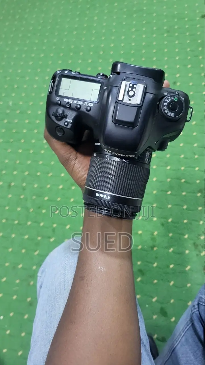 Canon Eos 7d Mark Ii ከcanon Ef-S 18-55mm F/3.5-5.6 Is STM Lens