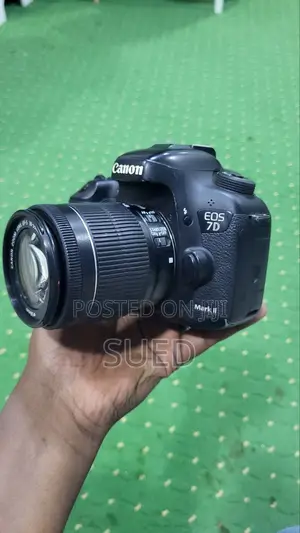 Canon Eos 7d Mark Ii ከcanon Ef-S 18-55mm F/3.5-5.6 Is STM Lens