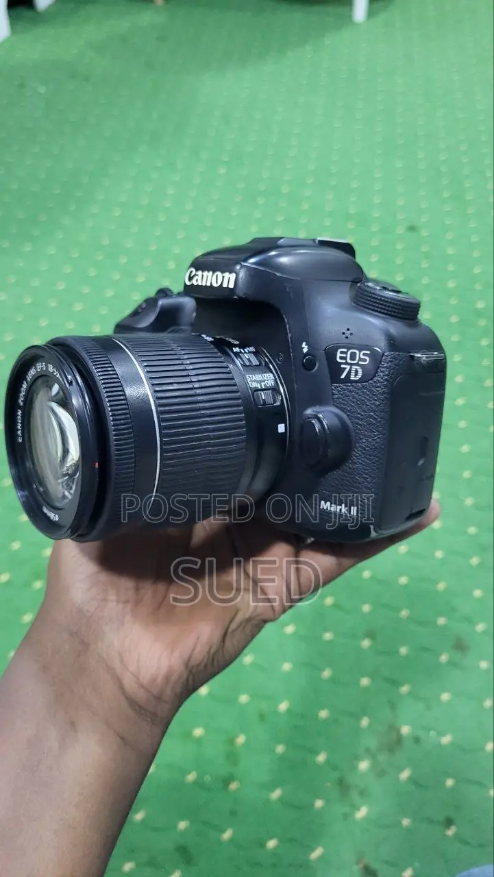 Canon Eos 7d Mark Ii ከcanon Ef-S 18-55mm F/3.5-5.6 Is STM Lens