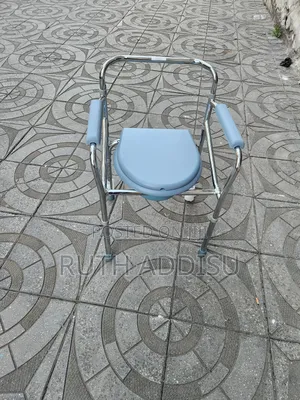 Photo - Commode Chair With Shower and Popo肺炎commode Chair朱雀toilet Ealderly