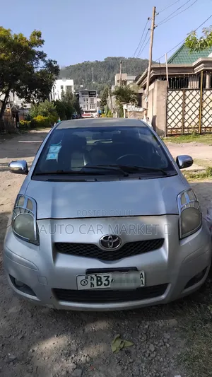 Photo - Toyota Yaris 2010 Silver