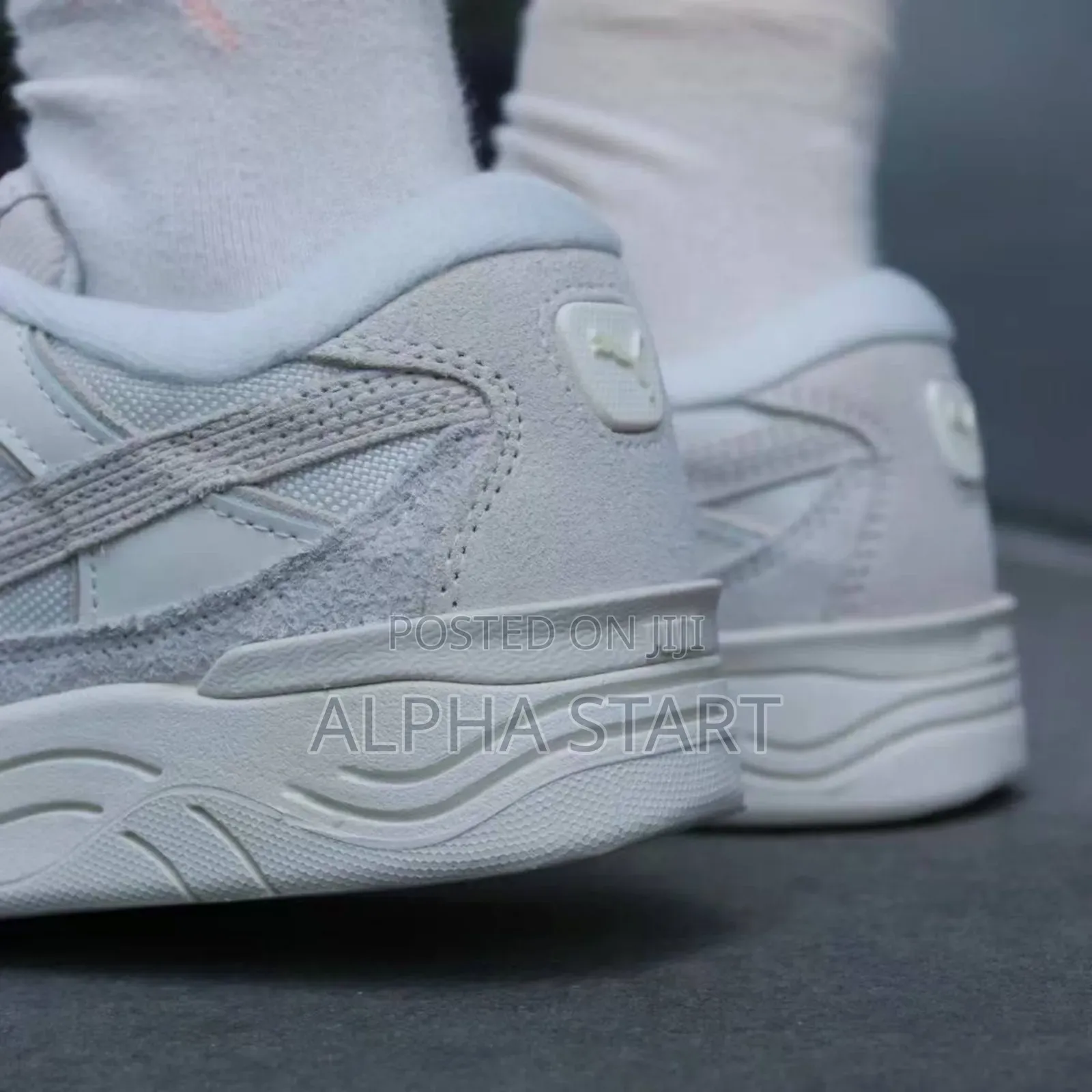  Puma- 180 Corduroy Sneakers 
 
Size #40 #41 #42 #43