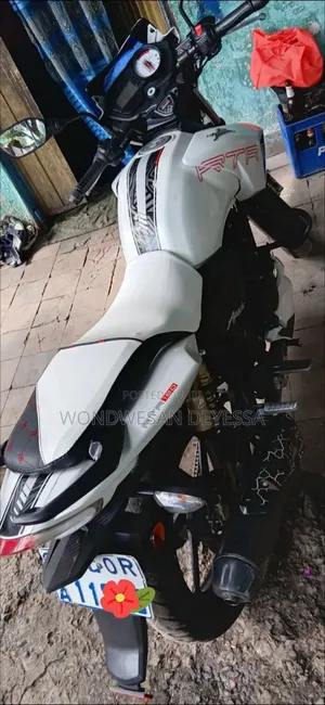 Photo - TVS Apache 180 RTR 2021 White