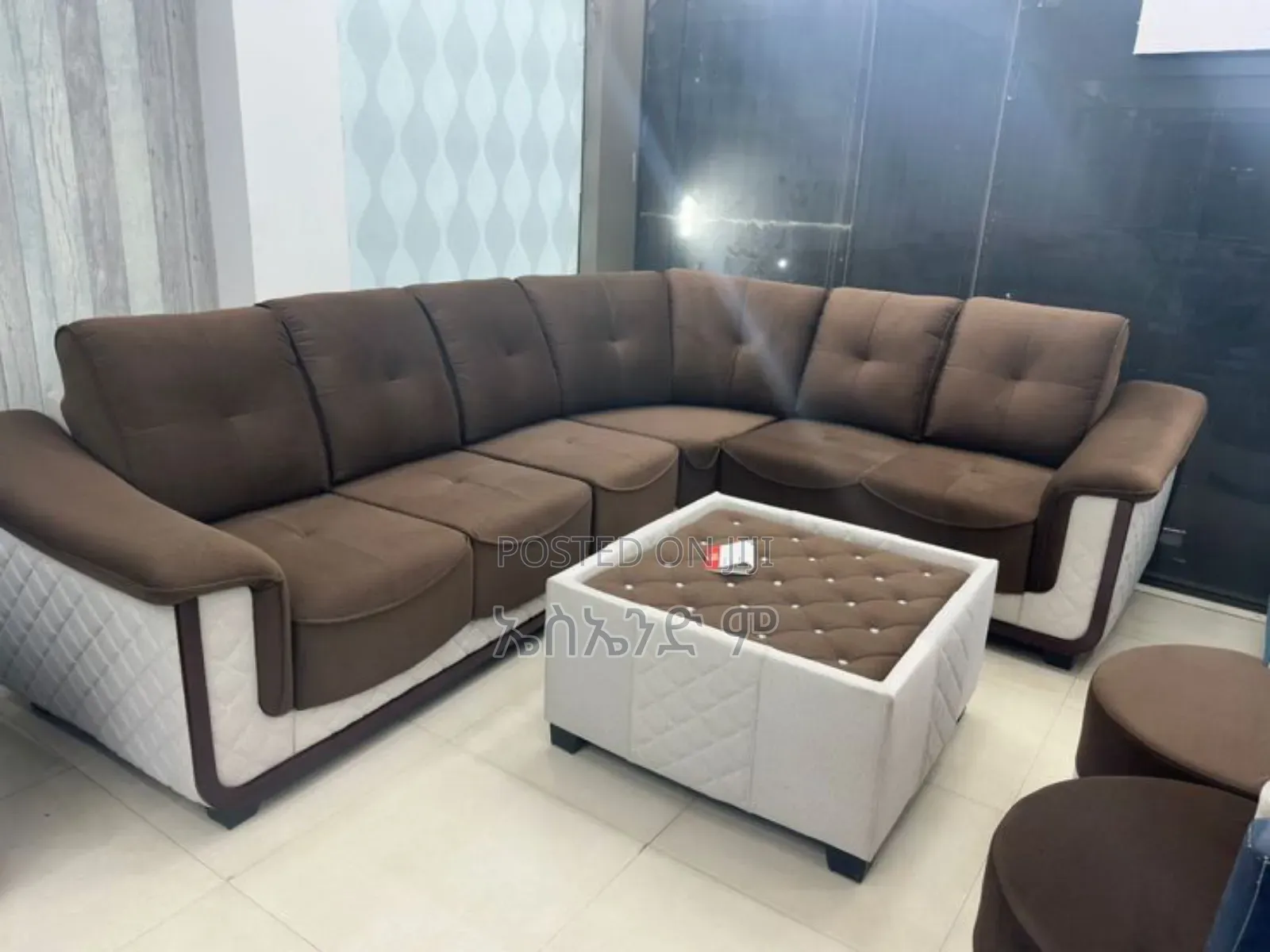 Past Perfect Sofa With Table