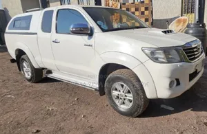 Photo - Toyota Hilux 2012 Ivory