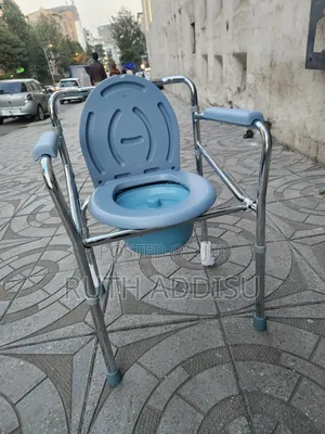 Photo - Toilet Seat Adjustable Height轟動commode Chair𡯁你commode Chair九月commode