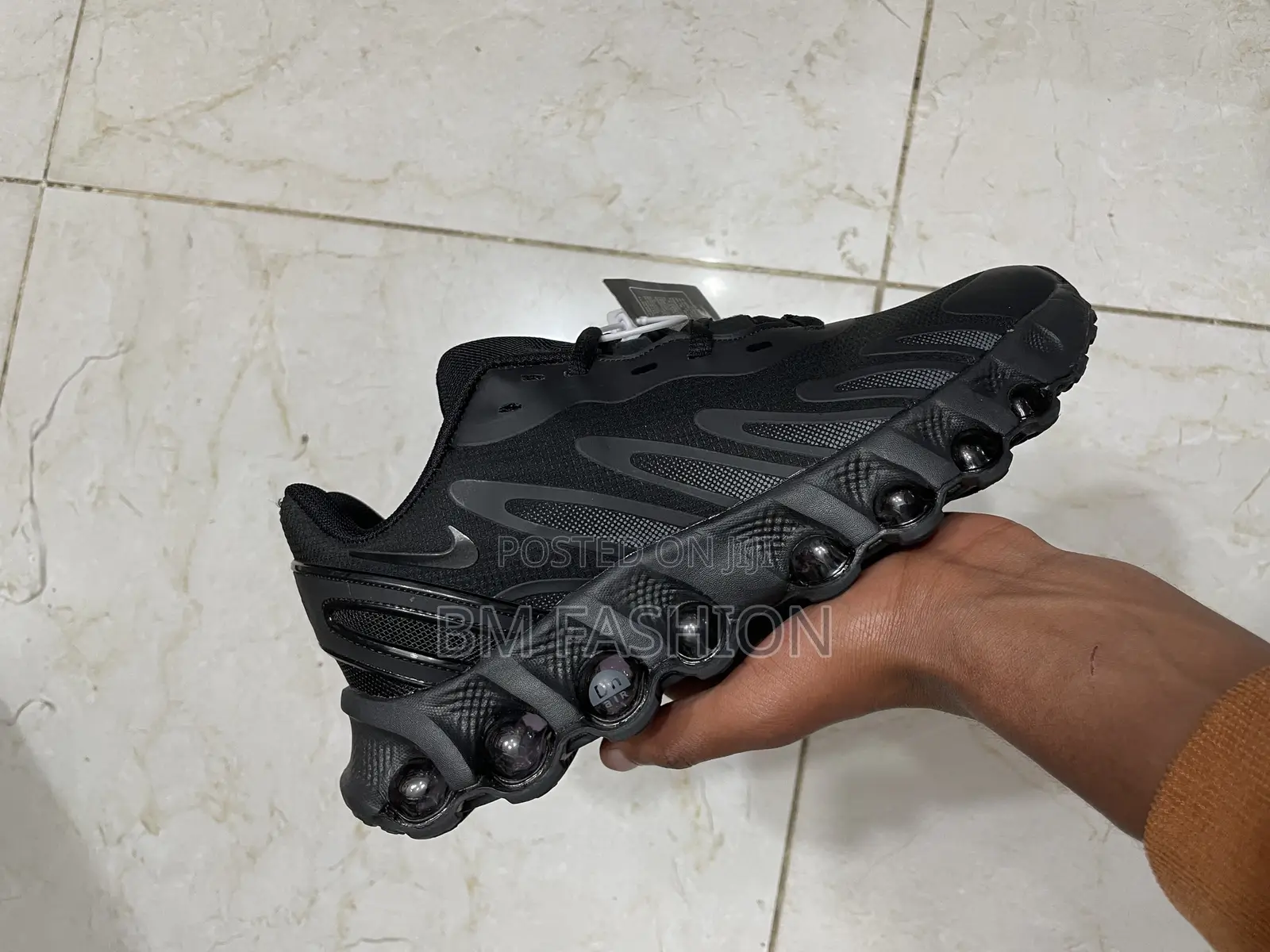 Nike Air Max Dn8 Men's Shoe in a Black and Anthracite Colorway