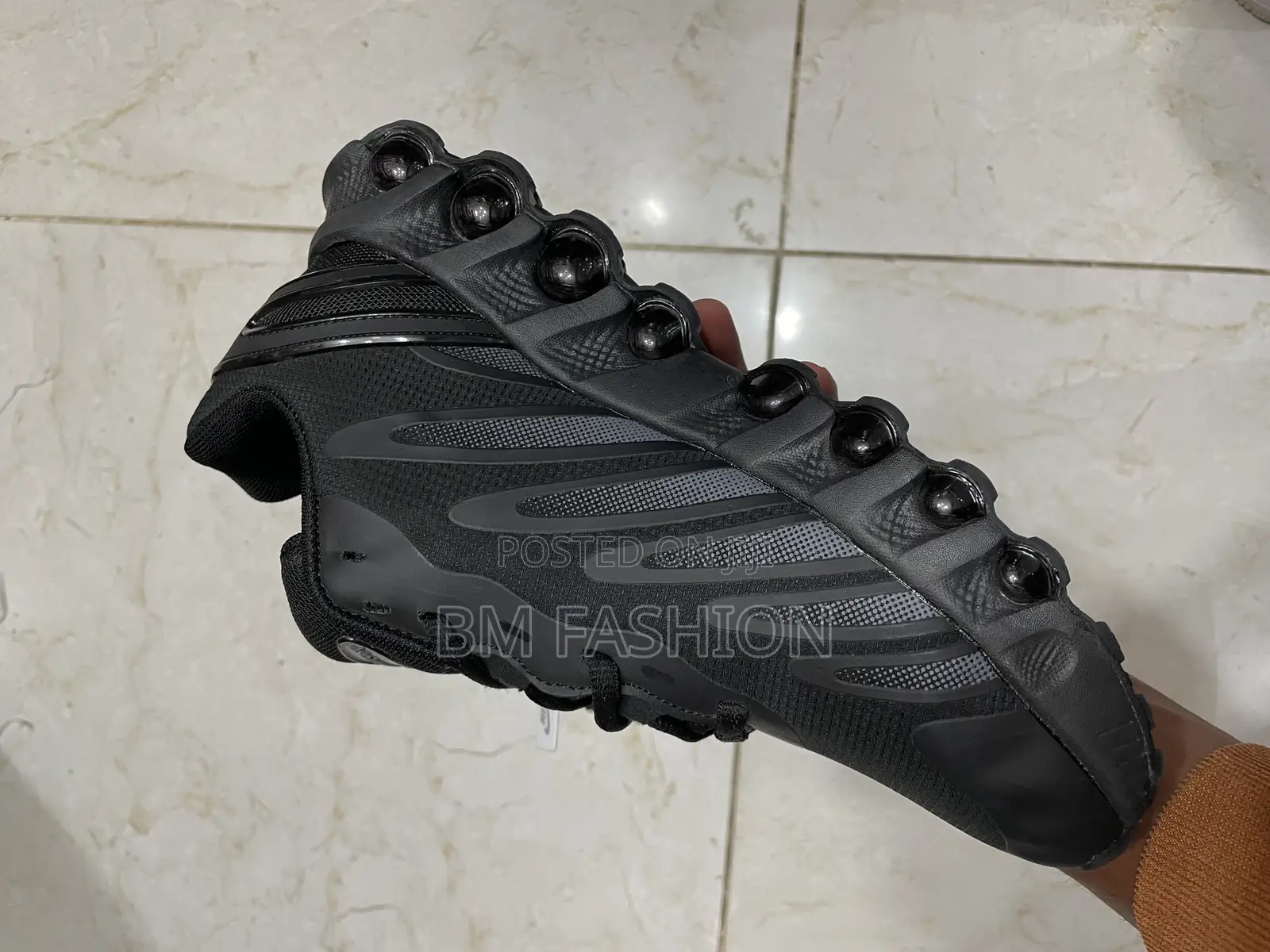 Nike Air Max Dn8 Men's Shoe in a Black and Anthracite Colorway