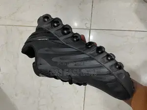 Nike Air Max Dn8 Men's Shoe in a Black and Anthracite Colorway