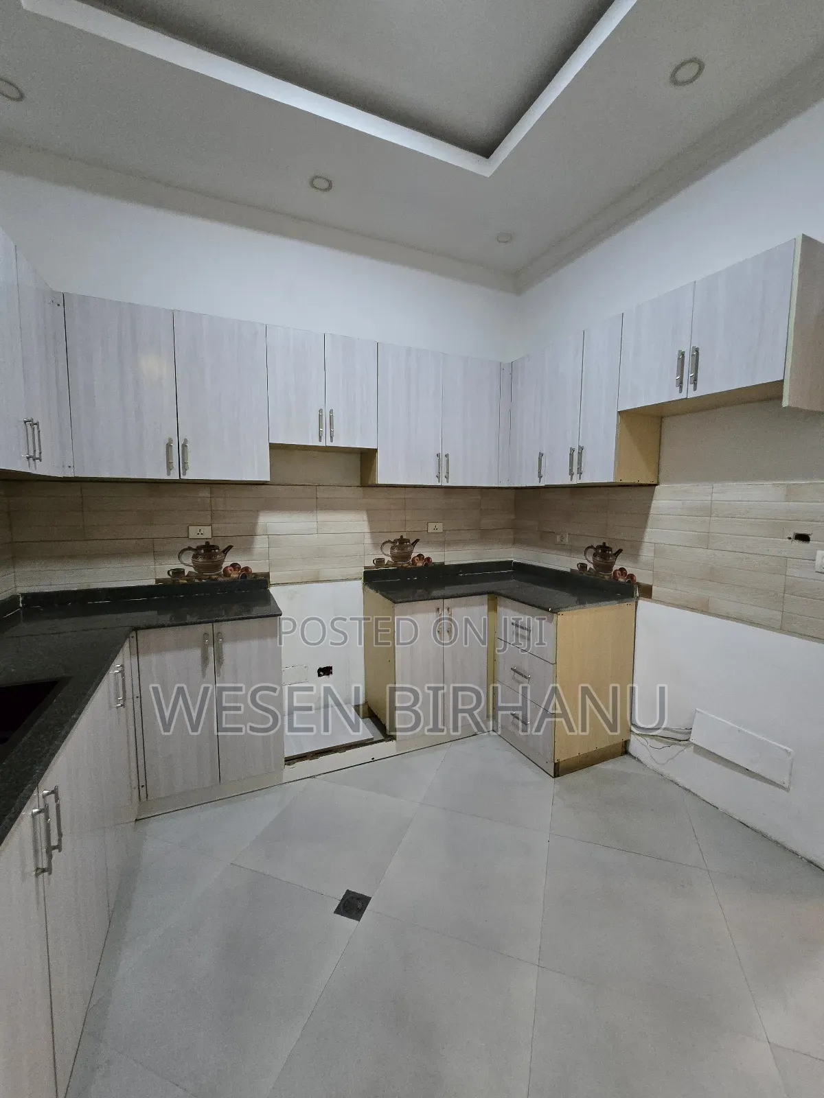 9bdrm Townhouse/Terrace in አያት, Bole for sale