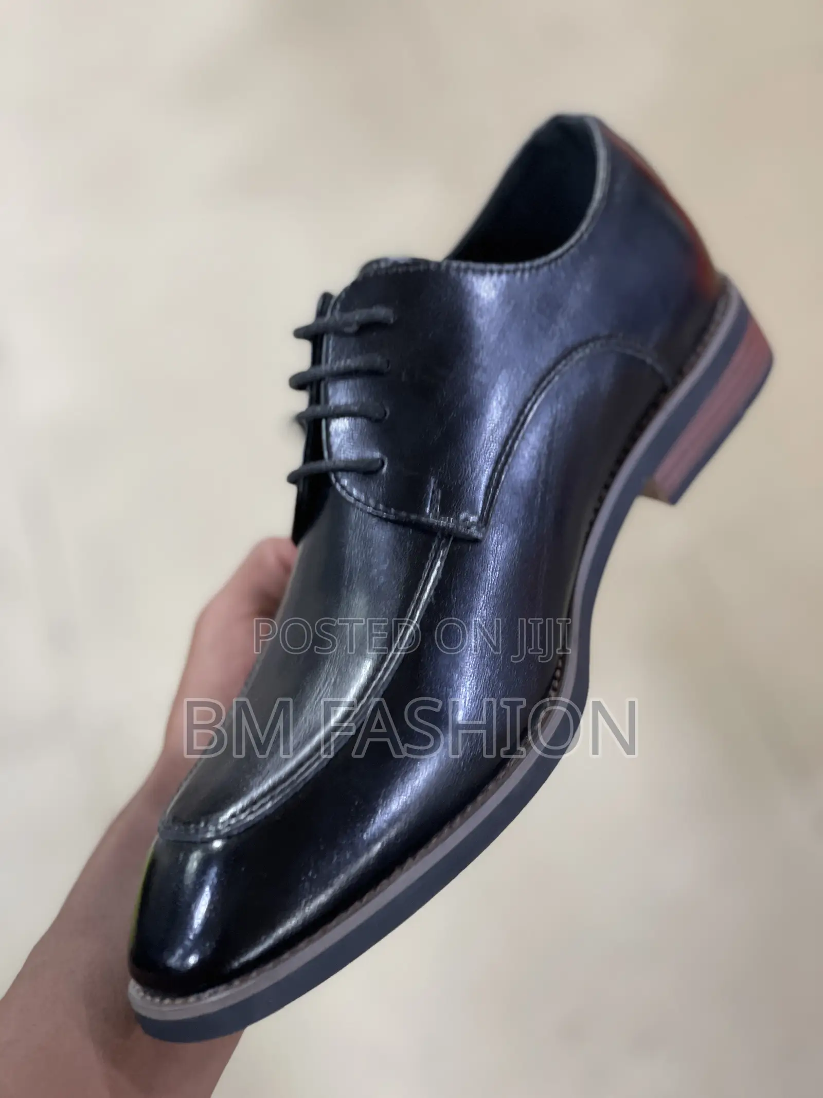 Black, Leather-Look Men's Derby Shoes With a Contrasting Sole