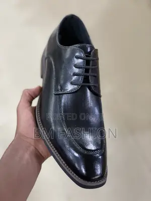 Black, Leather-Look Men's Derby Shoes With a Contrasting Sole