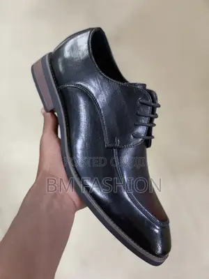 Black, Leather-Look Men's Derby Shoes With a Contrasting Sole