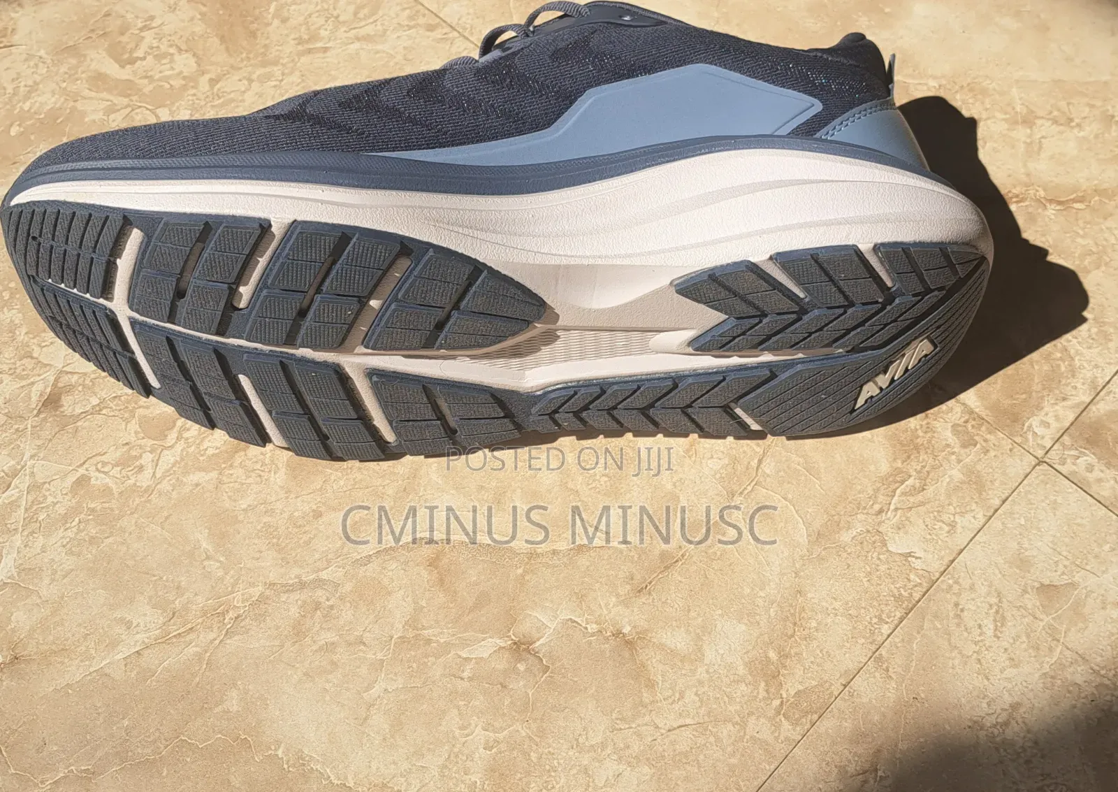 Avia Athletics ሹ ጫማ ተሸምቶ __________? ሀ, ይለበሳል ለ,ይጠለቃል ሐ, ለበዓል ይቀመጣል