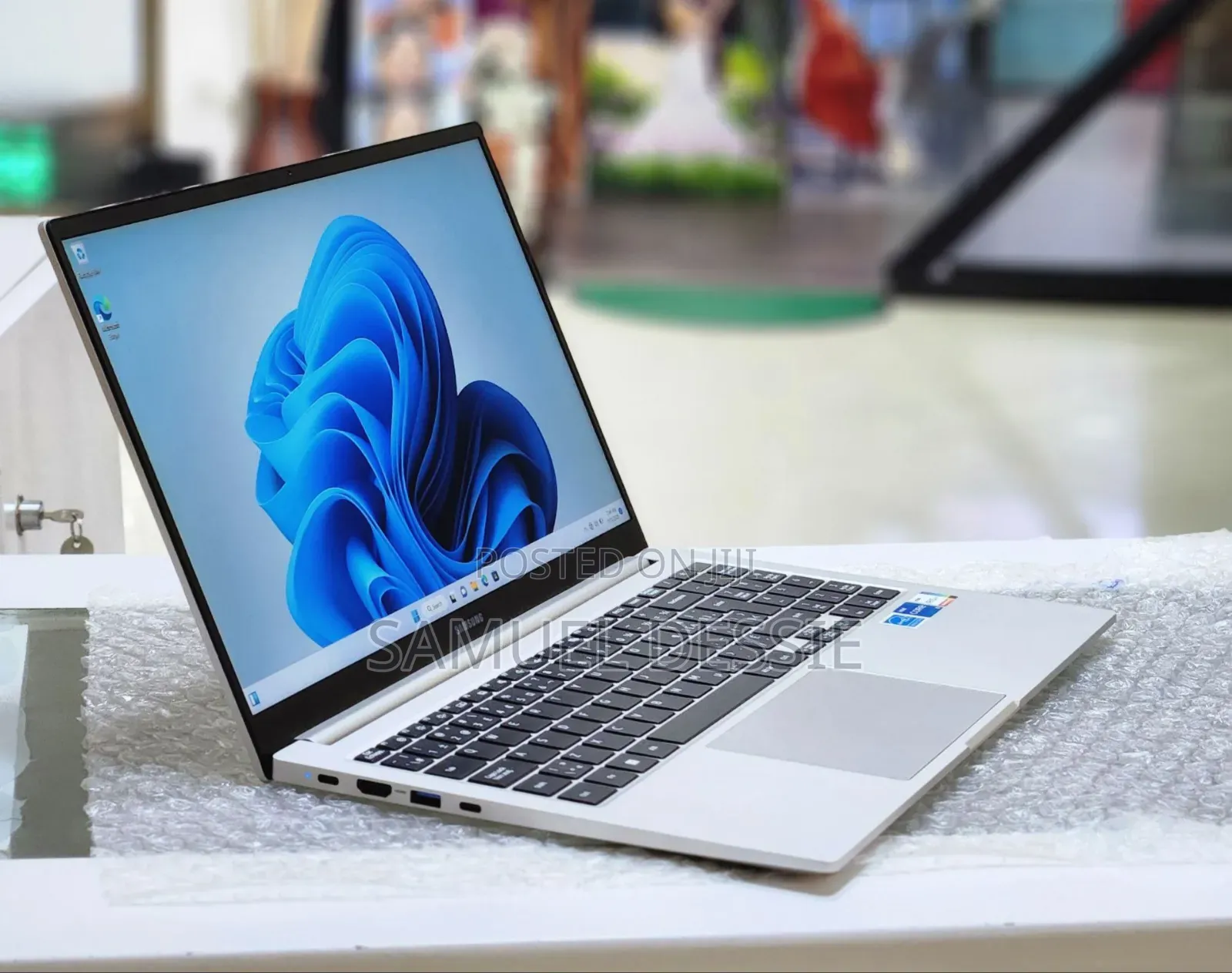 New Laptop Samsung 8GB Intel Core I5 SSD 256GB