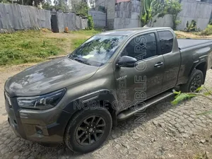 Photo - Toyota Hilux 2023 Gray