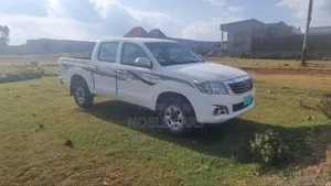 Photo - Toyota Hilux 2012 Ivory