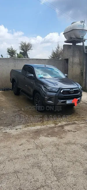 Photo - Toyota Hilux 2021 Gray
