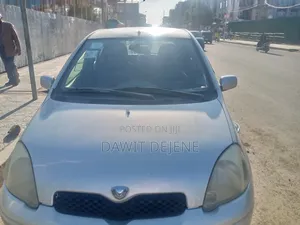 Photo - Toyota Vitz 2002 Silver