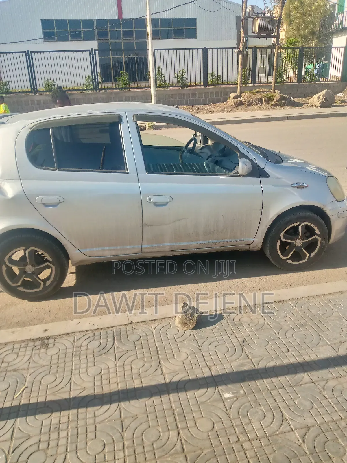 Toyota Vitz 2002 Silver