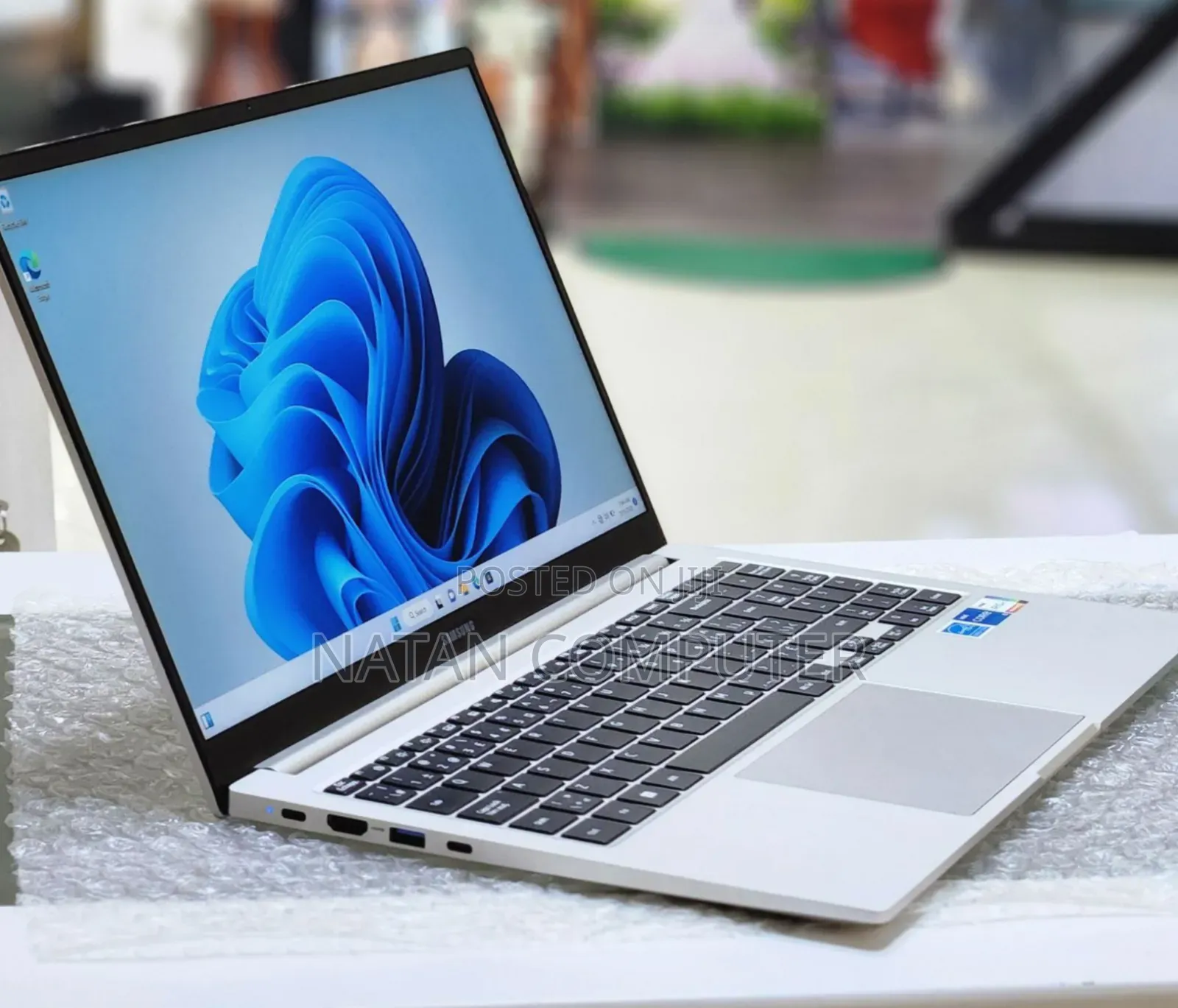 New Laptop Samsung 8GB Intel Core I5 SSD 256GB