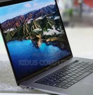 New Laptop Apple MacBook Pro 2017 16GB Intel Core I7 SSD 512GB