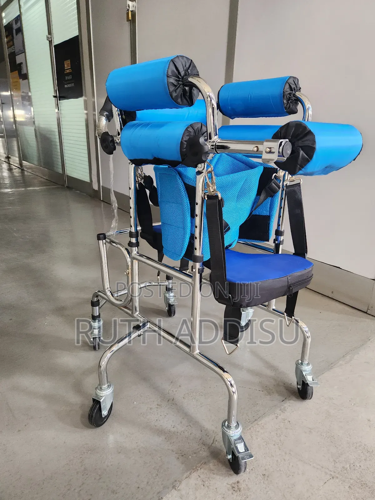 Walker With Six Wheels for Autistic Child With Lateral Cusion Support